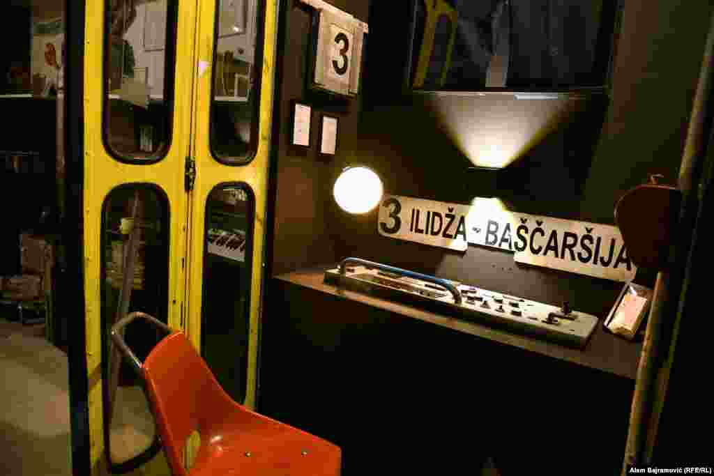 Postavka pokazuje i dijelove sarajevskih tramvaja koji su pred kraj opsade počeli voziti, ali samo ponekad, kad bi bilo struje. 