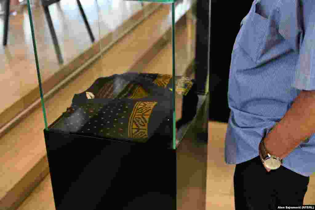 Jedan od posjetitelja kod džempera Muhameda Hafizovića. Džemper je porodična uspomena na Muhameda i njegovu braću.  