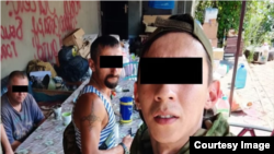 Askar Kubaničbek-uulu snima selfie u, kako se čini, istočnoj Ukrajini.