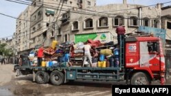 Raseljeni Palestinci beže iz Rafe 28. maja 2024. Očevici kažu da su izraelske snage tokom noći napadale Rafu iz vazduha i tenkovskom paljbom.