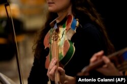 Članovi "Orkestra mora" sviraju instrumente napravljene od drveta razbijenih migrantskih čamaca u Milanu, Italija; 10. februara 2024.