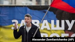 Boris Njemcov, bivši potpredsednik ruske vlade i lider opozicije, obraća se demonstrantima tokom masovnog mitinga protiv Putinove politike u Ukrajini, Moskva, 15. mart 2014.