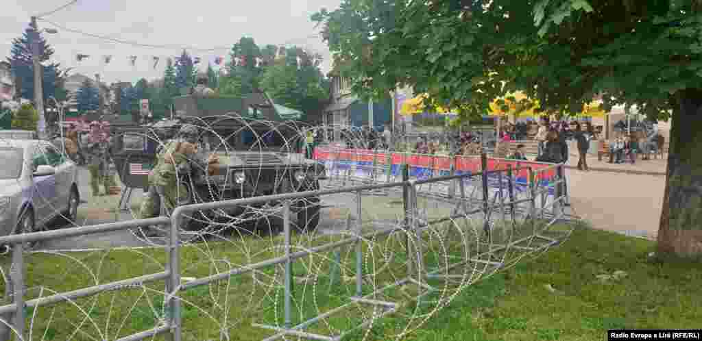 Oko 100 demonstranata okupilo se i ispred zgrade opštine u Leposaviću. Situacija je trenutno mirna, a tu su i američki vojnici Kfora.