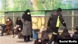 برخی مطبوعات ایران، شمار دانشآموزانی را که هدف حملات گازی مشکوک قرار گرفتند، دستکم ۳۰ هزار نفر عنوان کردهاند