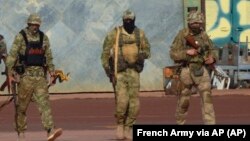 Nedatirana fotografija koju je podijelila francuska vojska prikazuje tri ruska plaćenika u Maliju