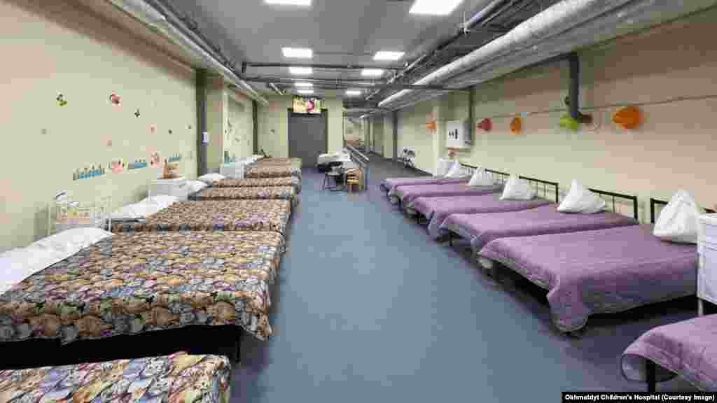 Kreveti u novorenoviranom skloništu bolnice u novembru 2023. Ustanova koja je postala kijevska dječja bolnica Ohmadit osnovana je 1894. godine, a zatim proširena pod sovjetskom vlašću. Danas je to najveća i najnaprednija pedijatrijska ustanova u Ukrajini.   
