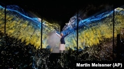 Українська співачка Alyosha під час виступу в ролі гості на «Євробаченні-2023», яка в дуеті зі шведською актрисою Ребеккою Фергюсон виконали пісню британського гурту Duran Duran під назвою Ordinary World, присвятивши її українським біженцям. Ліверпуль, Велика Британія, 9 травня 2023 року