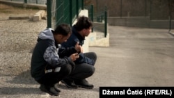 Migranti ispred Privremenog prihvatnog centra "Lipa", 14. april 2023.