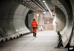 Naoružani čuvar patrolira trezorom, 25. februara 2008.