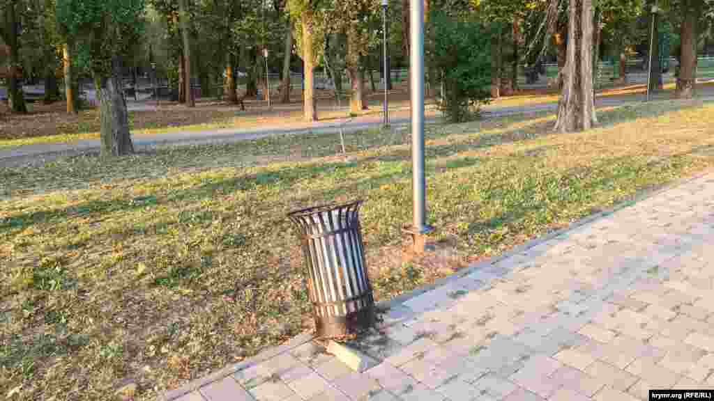 Выворачивать урны вместе с плиткой – любимое развлечение местных вандалов