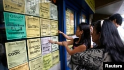 Mnogi ljudi iz Azije preko agencija su optišli da rade u Evropu, na fotografiji oglasi na jednoj od agencija u Manili, Filipini, arhivska fotografija