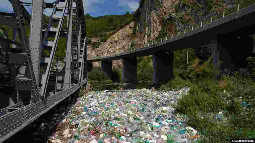 Začepljenje reke smećem.