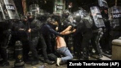 30 აპრილის ღამეს პოლიციამ არაერთ მოქალაქეზე იძალადა ფიზიკურად - კადრებში ჩანს, როგორ ურტყამენ აქციის მონაწილეებს სახეში, სცემენ ქალებს.