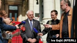 Američki ambasador u Srbiji Kristofer Hil u razgovoru sa novinarima ispred Skupštine Srbije, 20. april 2023.