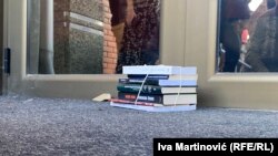 Knjige ostavljene ispred ulaza Filozofskog fakulteta