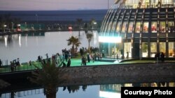 نمایی از دریاچه مصنوعی گهرپارک در سیرجان که حکم شلاق دو جوان در آن به اجرا در آمده است