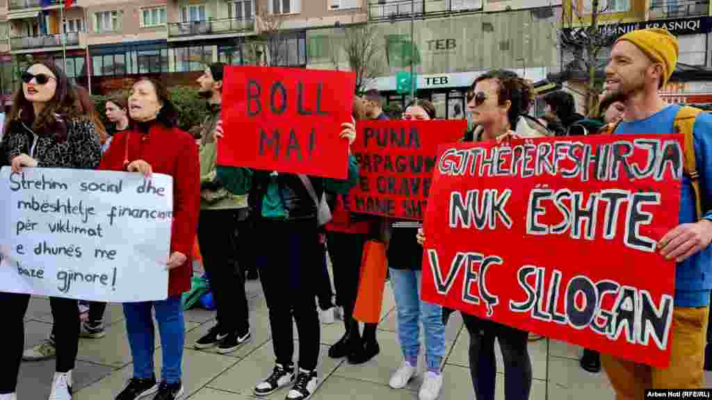 Uz povike "Patrijarhat ubija" i "Ubistva nad ženama upozoravaju"