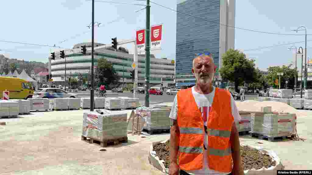 Esnan Selimović radi na rekonstrukciji trga u centru Sarajeva.  "Pošto se dugo radi, normalno kad je previše naporno, ljudi se sklone, a inače, nama toplota odgovara. Imamo malo hladovine pa se sakrijemo, imamo pauzu za kafu po dvadeset minuta, imamo kape, peškirić oko vrata, malo ga nakvasite, nema drugog načina", rekao je Selimović. 