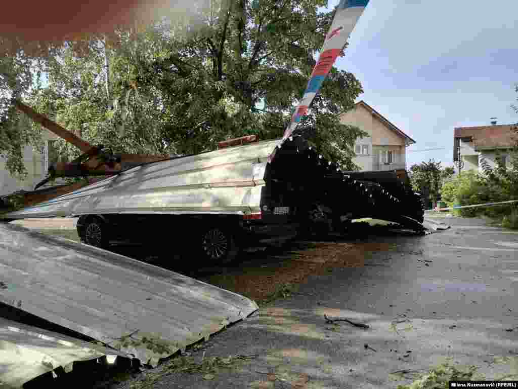 Jako nevrijeme zahvatilo je 19. jula veći dio Srbije, zbog čega je evakuisano 20 osoba, a na Vojnomedicinskoj akademiji (VMA) smješteno je petoro teže povrijeđenih. Na slici su posljedice oluje u Valjevu, Srbija, 20. juli 2023. 