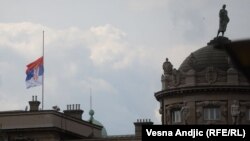 Vlada Srbije je saopštila da bi održavanje novih parlamentarnih izbora obezbedilo "viši stepen demokratičnosti i smanjenje tenzija između suprotstavljenih opcija u društvu"