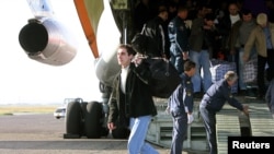 რუსეთიდან ჩამოფრენილი სატვირთო თვითმფრინავიდან დეპორტირებული საქართველოს მოქალაქეები ჩამოდიან, 2006 წელი