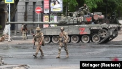 Наемники ЧВК "Вагнер" стоят на улице возле штаба Южного военного округа в Ростов-на-Дону, 24 июня 2023 года