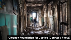 Сбор доказательств в одной из бывших пыточных, где российские военнослужащие пытали заключенных. Октябрь 2023