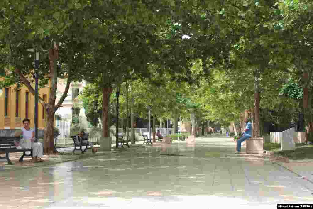 Rijetki šetači biraju hladovinu u mostarskoj šetnici. 