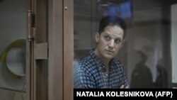 Američki novinar Evan Gerškovič tokom saslušanja pred sudom u Rusiji, april 2023. 