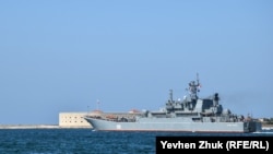 დიდი სადესანტო ხომალდი (დსხ) "ცეზარ კუნიკოვი" სევასტოპოლის ყურეში. 20212 წლის აგვისტო