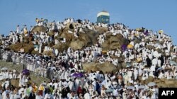 Саудівська Аравія. Мусульманські паломники натовп на горі Арафат у Саудівській Аравії, також відомій як Джабаль-аль-Рахма або Гора Милосердя, під час хаджу 27 червня 2023 року. Фото архівне