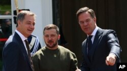 Голова уряду Бельгії Александер де Кроо (л), президент України Володимир Зеленський (ц) та премʼєр-міністр Нідерландів Марк Рютте, Гаага, 4 травня 2023 року
