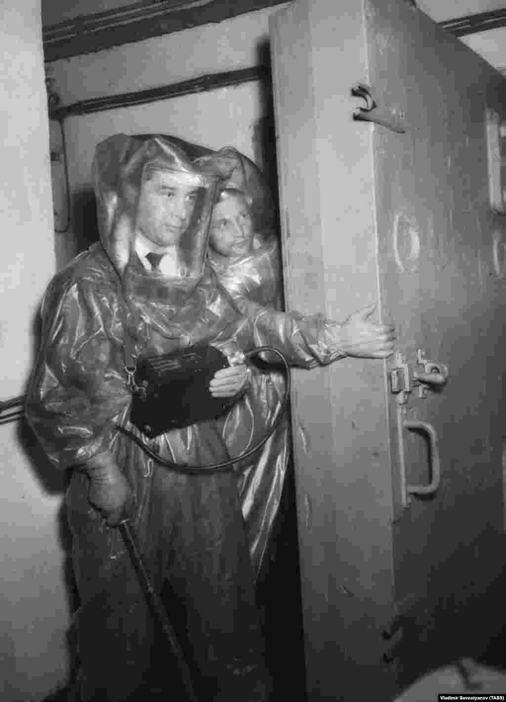 Naučnici mjere razinu radijacije unutar nuklearne elektrane Obninsk, 1957. Svjedok aktiviranja eksperimentalnog reaktora 1954. opisao je kako je promatrao "mlaz pare kako izlazi iz ventila uz glasno šištanje". "Bijeli oblak obične pare, koja još nije bila dovoljno vruća da vrti turbinu, činio nam se čudom. Uostalom, to je bila prva para proizvedena atomskom energijom", rekao je.