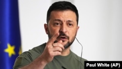 ზელენსკიმ ნათლად მიანიშნა, რომ უკრაინას სჭირდება უფლება, გამოიყენოს შორ მანძილზე მოქმედი "ძლიერი" იარაღი, რომელსაც შეუძლია სამიზნეების განადგურება რუსეთის ტერიტორიის უფრო დიდ სიღრმეში. 