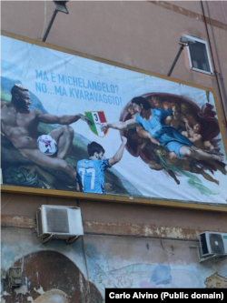 ნახატი და წარწერა ნეაპოლში, ერთ-ერთი შენობის კედელზე.