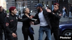 Армянская полиция задерживает участника протестной акции, 13 мая 2024 года