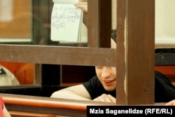 ლაზარე 11 ივლისს სასამართლოში წარწერით “თუ არ გვაძლევენ არჩევანს, ავიღებთ არადანს”. ესაა ფრაგმენტი “კაია კატას” სიმღერიდან, “ცრის.” ამ სიმღერაში ლაზარეს მიერ გამოყენებული ფრაგმენტი გრძელდება ფრაზით: “მე უჩუმრად არ დავტოვებ ამ საკანს” და მთავრდება სიტყვებით: “აქ ჩემი ტომი დგას.”