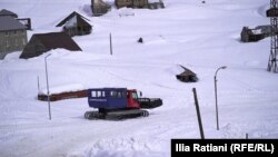 ბახმარომდე აი, ამ „თოვლმავლით“ ავედით.