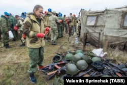 Fotografija iz dosijea iz 2017. na kojoj je žena u Donjecku pod kontrolom Rusije koja prolazi kvalifikaciono testiranje.