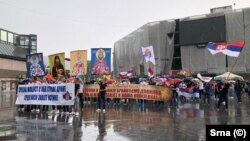 Okupljeni su mahali zastavama i držali transparente na velikom nevremenu koje je zahvatilo Banjaluku, 4. jun 2023.