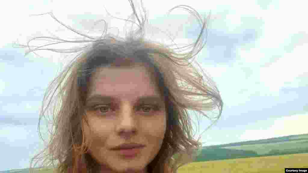 Selfi koji je objavila Rykhlitska u junu 2022. Počast medicinarki odali su mnogi na Facebooku. Jedna prijateljica se prisjetila: "Jana je jednom rekla: 'Dok spavamo neko umire za nas.' Juče je to bila ona." Poznanik koji ju je sreo na linijama fronta napisao je da su je prozvali "anđelom boraca". 