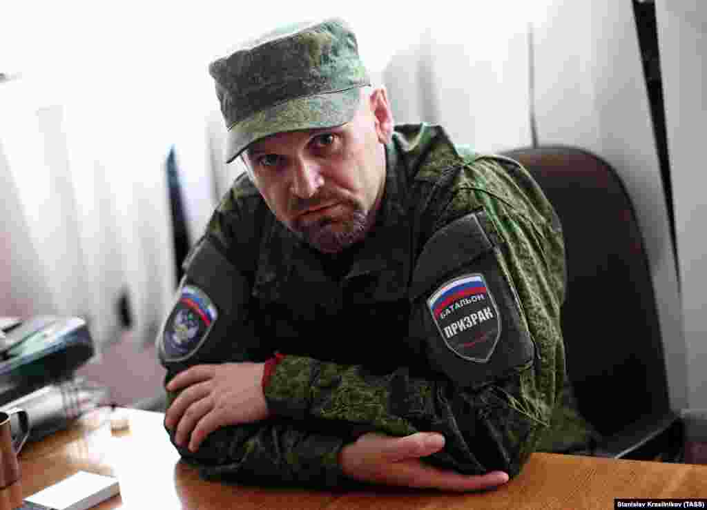 Aleksej Mozgovoj (Aleksei Mozgovoi), 1975-2015 Rođen je u regiji Luhansk u sovjetskoj Ukrajini, služio je u ukrajinskoj vojsci prije nego se pridružio separatističkom pokretu i predvodio &quot;bataljon duhova&quot; milicije Luhanska. Bio je glasan kritičar nekih u separatističkom rukovodstvu koje podržava Rusija i obećao da će &quot;hapsiti&quot; žene koje idu u restorane i kafiće. Godine 2014. Mozgovoj je predsjedavao &quot;narodnim sudom&quot; koji je osudio navodnog silovatelja na smrt pred majkom koja je vrištala. U martu 2015. Mozvogoi je preživio napad na svoje vozilo na putu izvan Luhanska. Dva mjeseca kasnije njegov konvoj je ponovo bio meta u sličnoj zasjedi u kojoj su ubijeni on i još šest osoba.