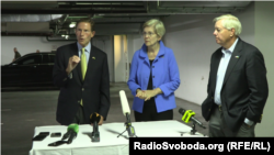 Річард Блюменталь, сенатор-демократ (ліворуч), Елізабет Воррен, сенатор-демократ (у центрі), Ліндсі Грем, сенатор-республіканець (праворуч). Київ, 23 серпня 2023 року