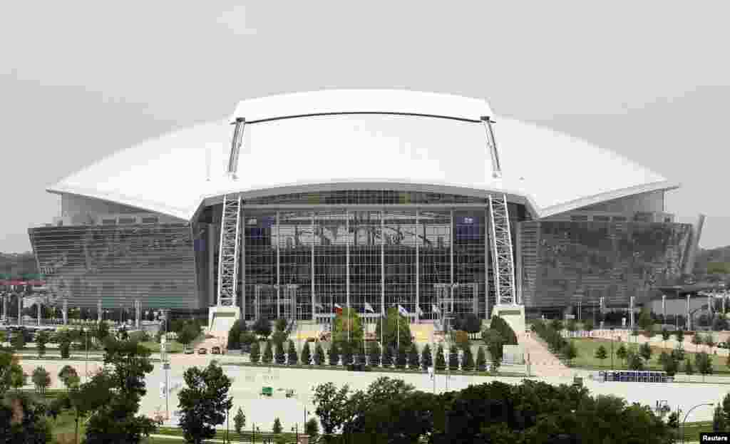 AT&T Stadium, დალასი, აშშ AT&T Stadium-ზე, რომელსაც თავისი მოძრავი სახურავი გამოარჩევს, 2011 წლის „სუპერბოული“ გაიმართა და ის დღემდე ინარჩუნებს NFL-ის სატიტულო მატჩებს შორის მეორე ყველაზე მაღალი დასწრების სტატუსს 103 ათასზე მეტი მაყურებლით. ცნობილია, რომ მუნდიალისთვის მისი ტევადობის გაფართოება იგეგმება. საჭირო იქნება ხელოვნური ბალახის ბუნებრივით ჩანაცვლებაც, ისევე, როგორც აშშ-ს სტადიონების უმრავლესობაზე.