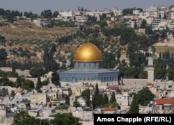 Kupola na steni ili na arapskom Kubat as-sahra, u starom Jerusalimu. Početkom 20. veka pločice su stalno otpadale i mogle su se naći u prodaji u gradu, navode britanske vlasti iz tog vremena