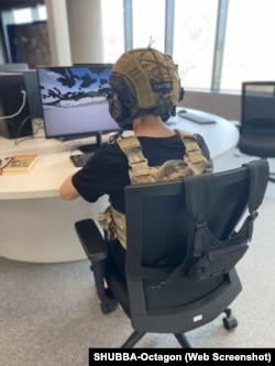 Nedatirana fotografija s web stranice SHUBBA-Octagon prikazuje osobu u vojnoj uniformi s oznakom "Svjatoj".