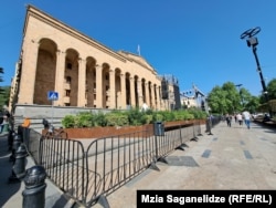 რკინის ღობე პარლამენთან 27 აპრილს დაიდგა - ხელისუფლების კონტრაქცია 29 აპრილს გაიმართა.