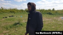 "U našoj zemlji nije bezbedno jer da jeste, ne bismo otišli. Tamo više nema ničega za nas", kaže jedini momak iz Sirije koji je pristao da se fotografiše.