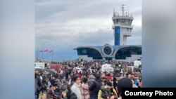 მთიანი ყარაბაღის მოსახლეობა სტეფანაკერტის აეროპორტის მახლობლად. 20 სექტემბერი, 2023 წელი 