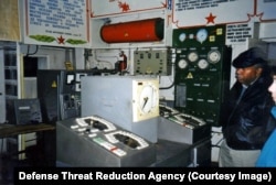 Inspekcijski tim u posjeti neidentifikovanom objektu u Ukrajini koji je držao oružje za masovno uništenje.